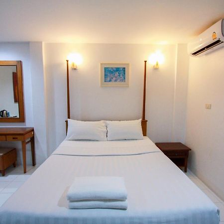 18 Coins Budget Hotel Патая Екстериор снимка