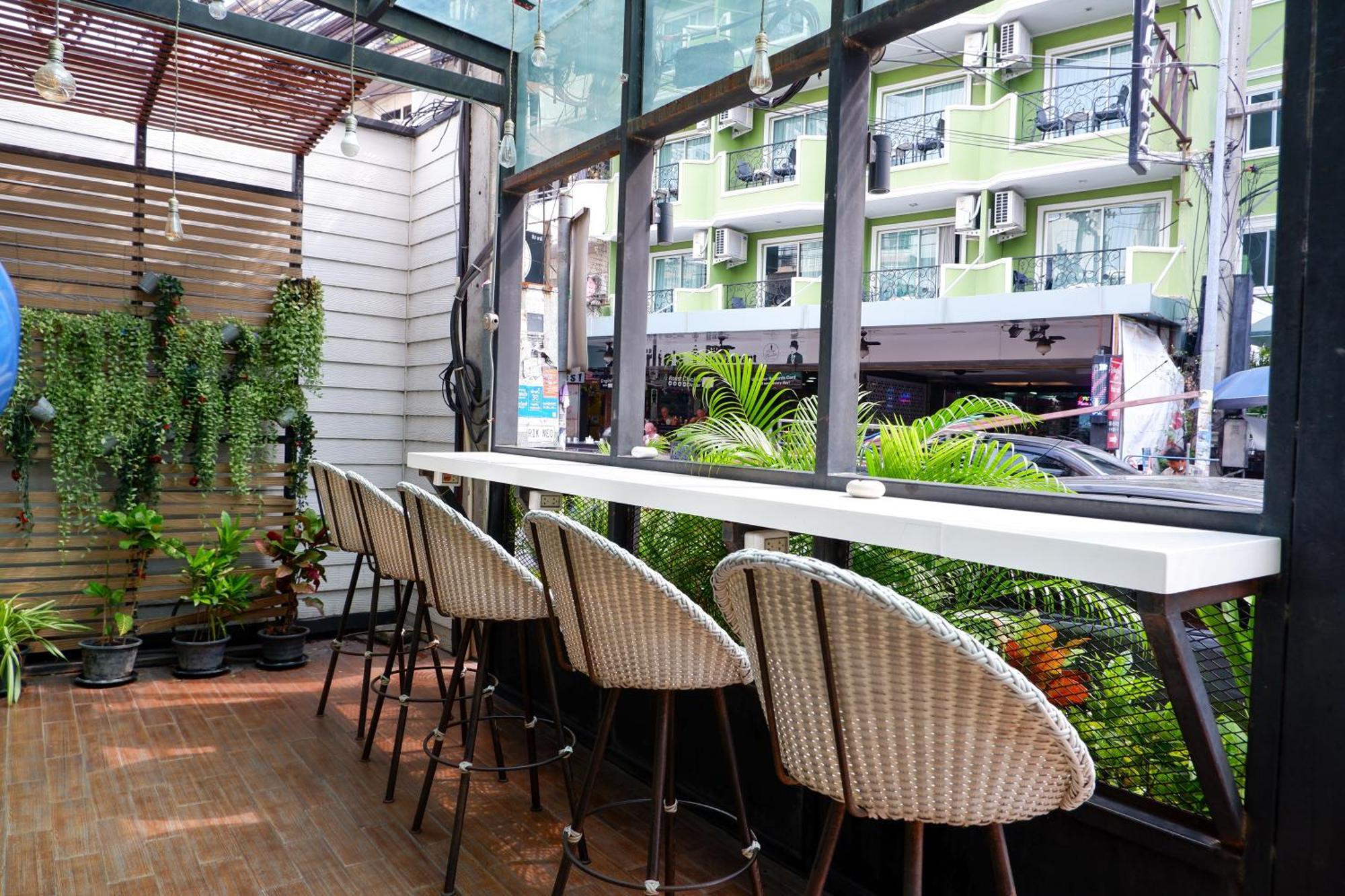 18 Coins Budget Hotel Патая Екстериор снимка