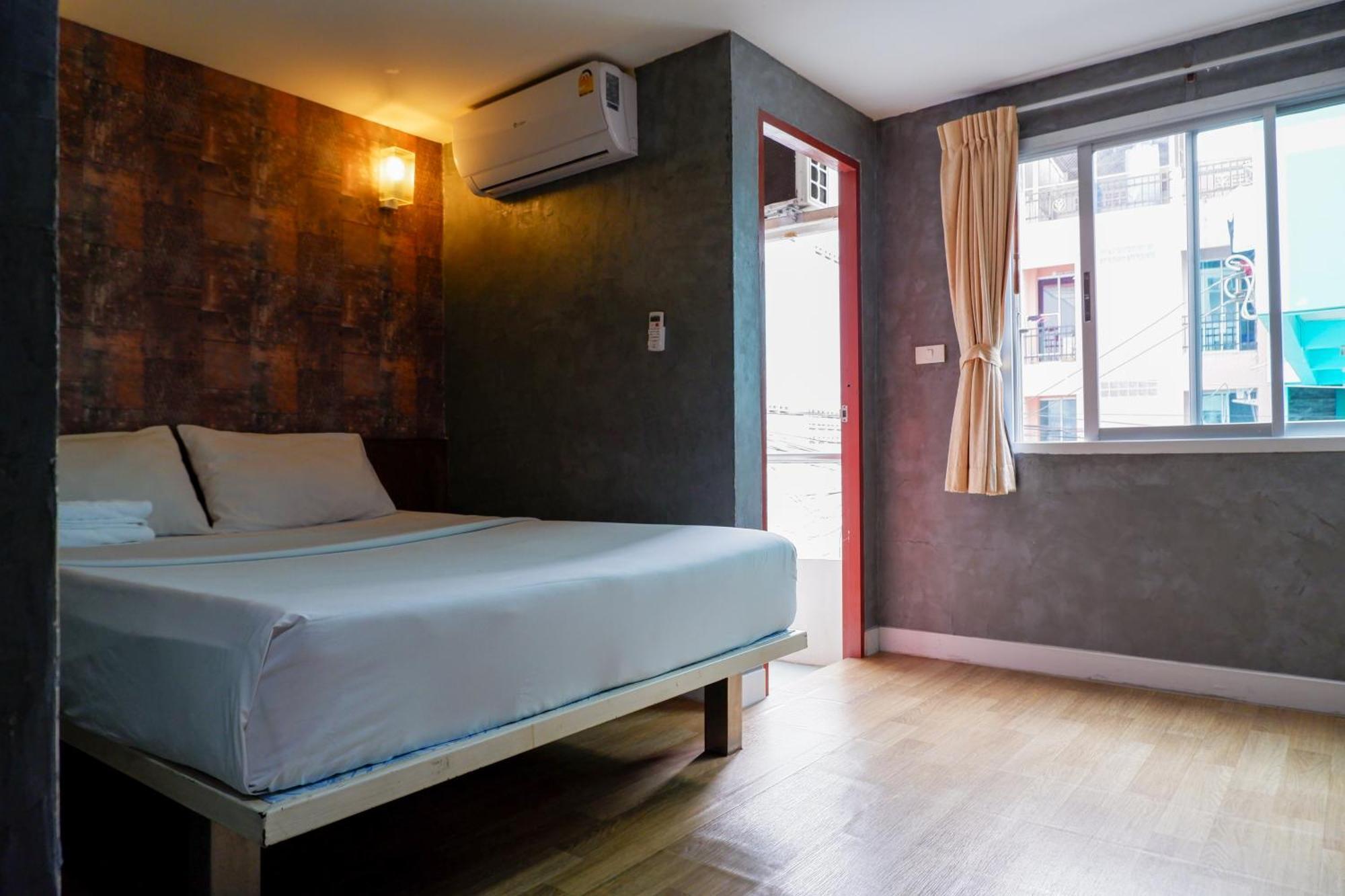 18 Coins Budget Hotel Патая Екстериор снимка