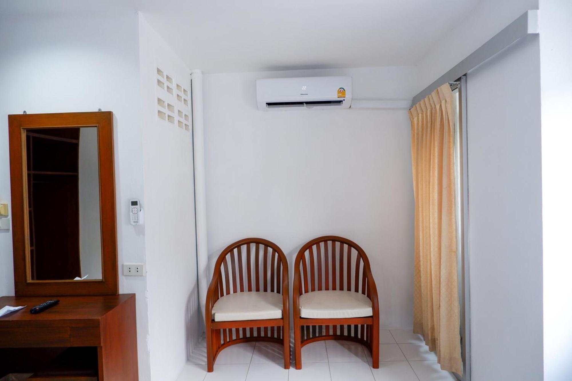 18 Coins Budget Hotel Патая Стая снимка