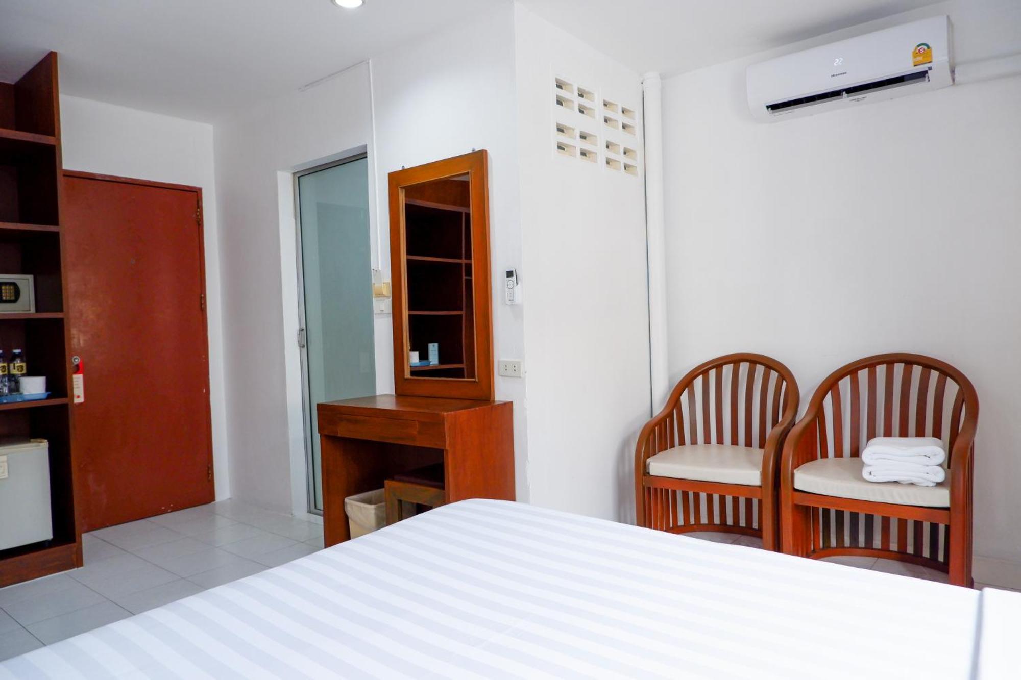18 Coins Budget Hotel Патая Стая снимка