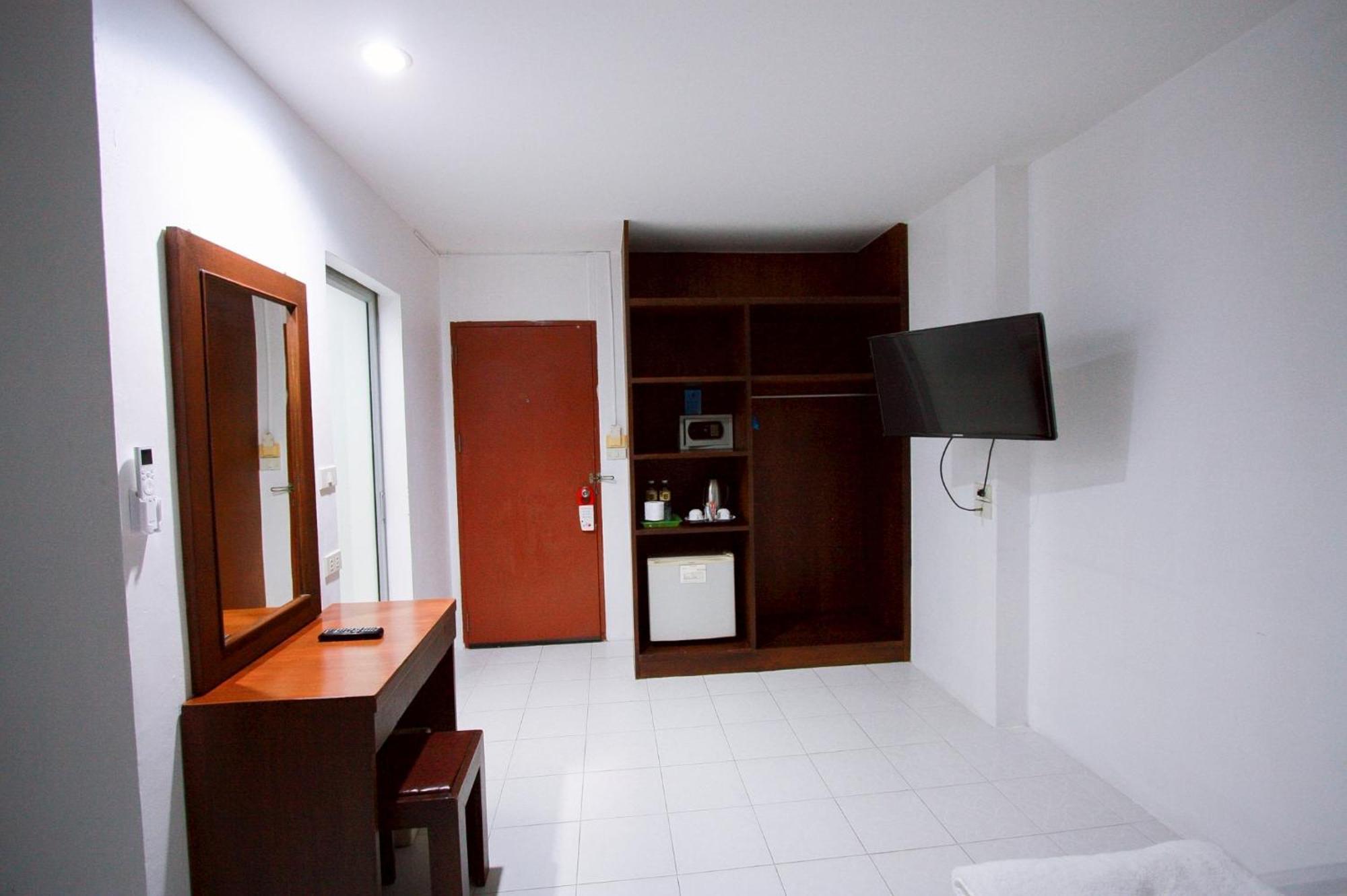 18 Coins Budget Hotel Патая Стая снимка