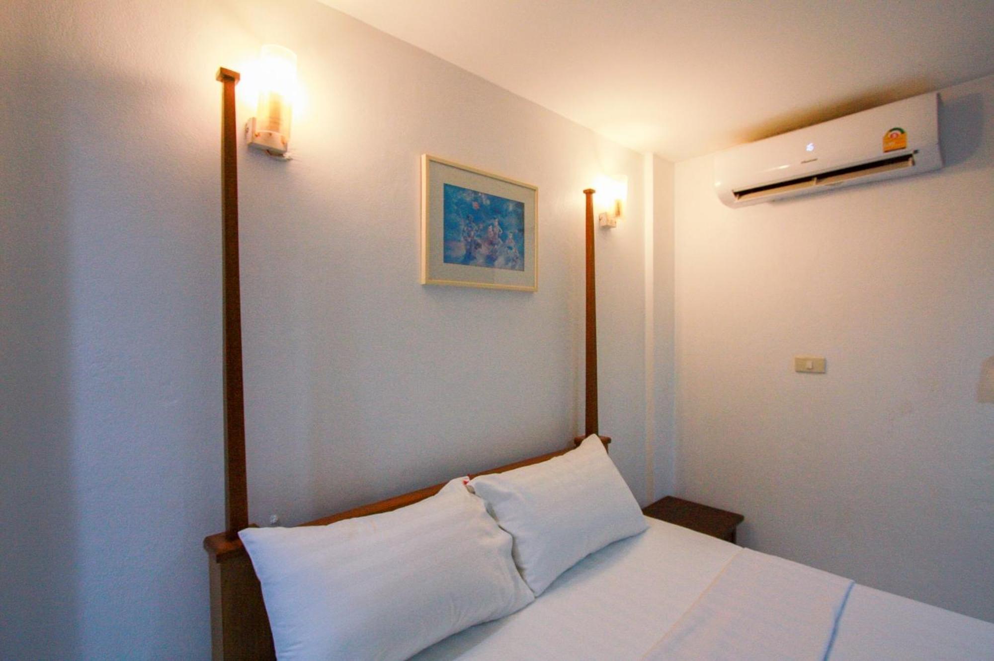 18 Coins Budget Hotel Патая Стая снимка