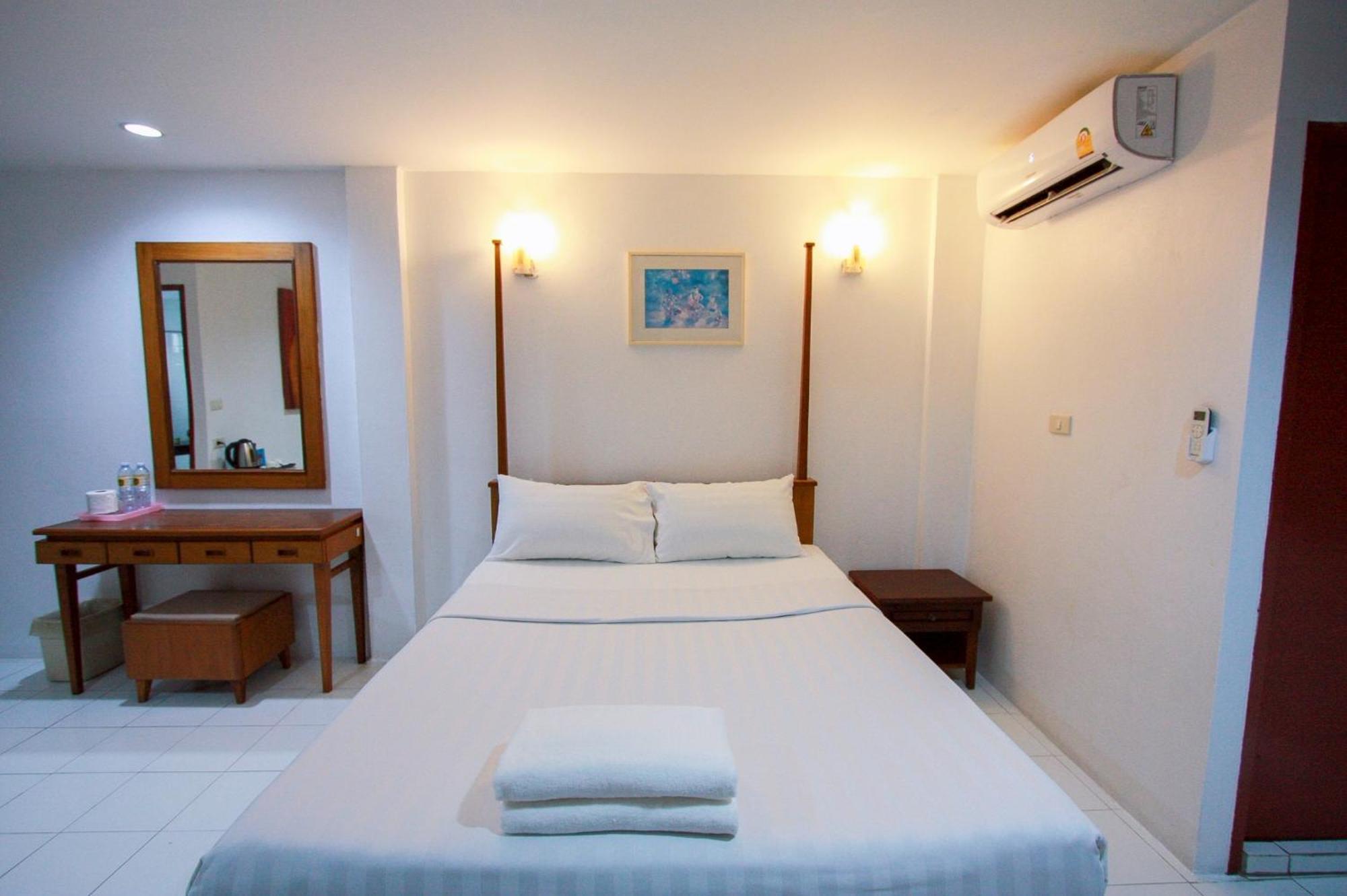 18 Coins Budget Hotel Патая Екстериор снимка