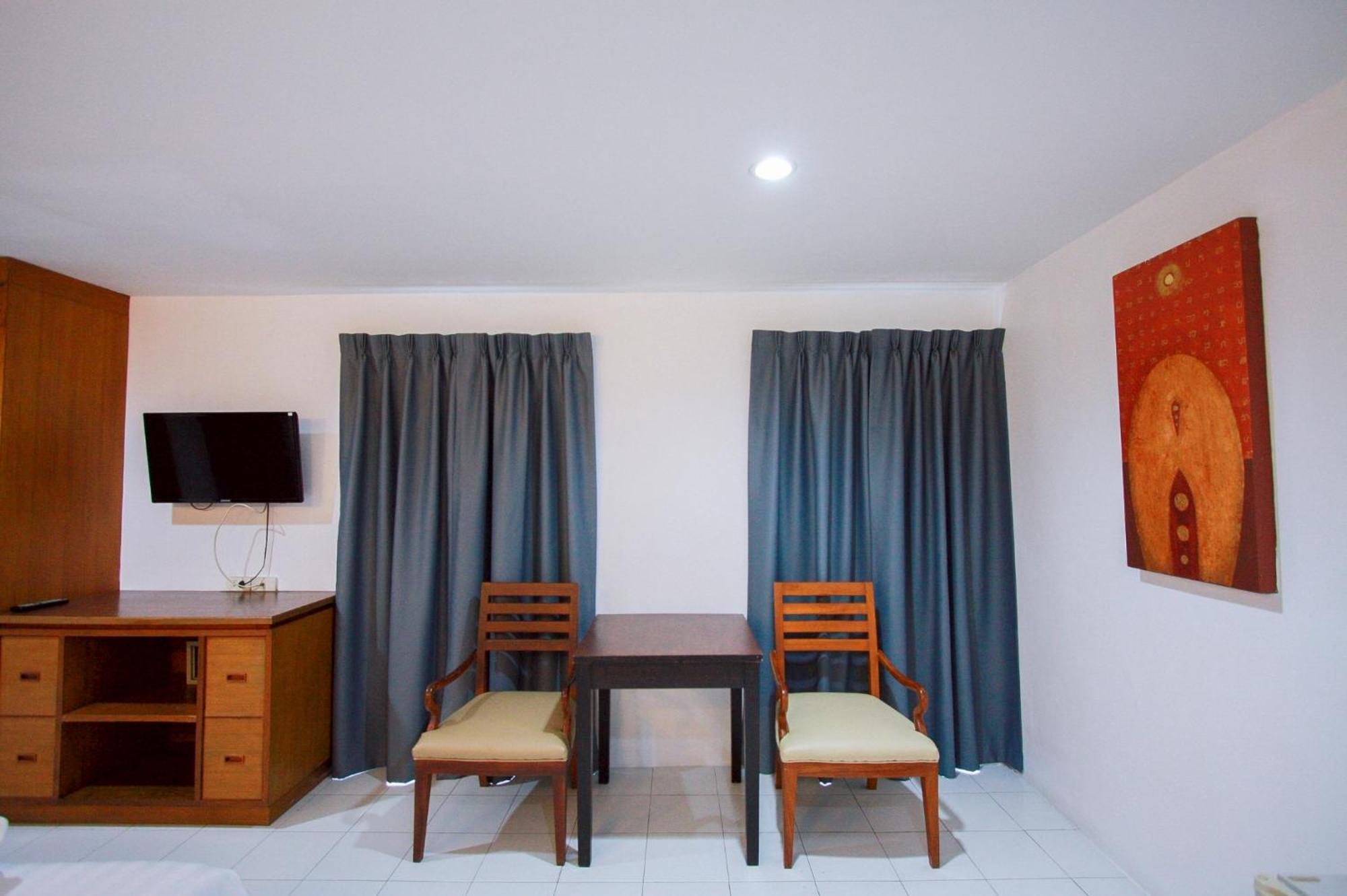 18 Coins Budget Hotel Патая Стая снимка