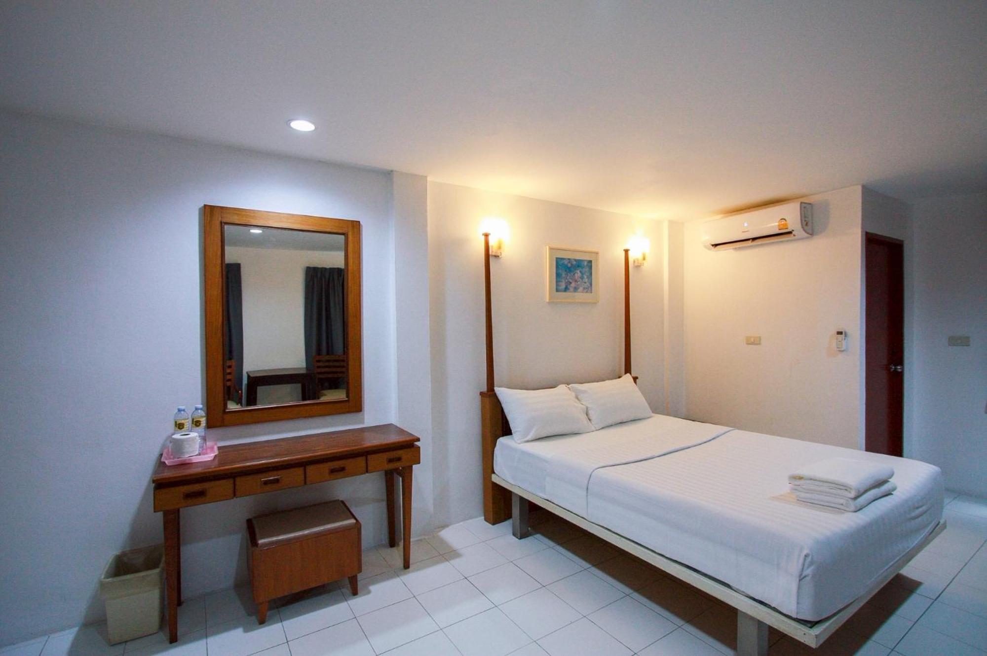 18 Coins Budget Hotel Патая Стая снимка