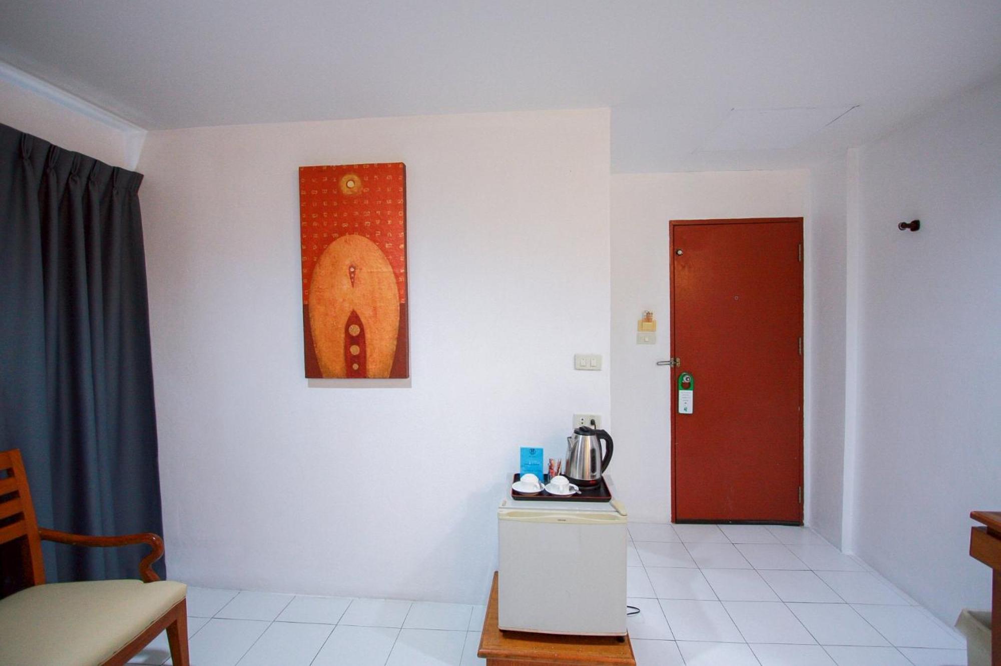 18 Coins Budget Hotel Патая Стая снимка