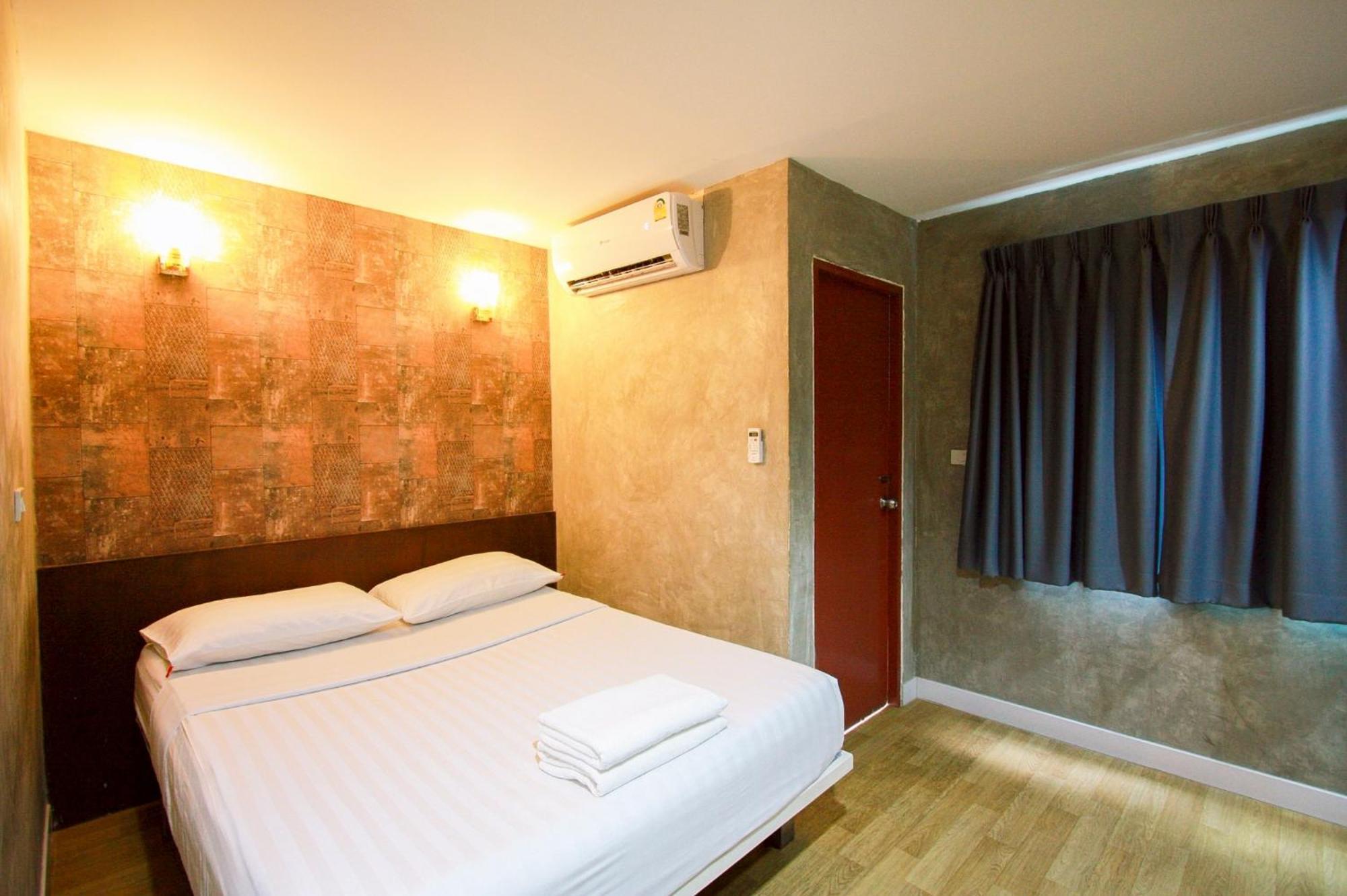 18 Coins Budget Hotel Патая Стая снимка